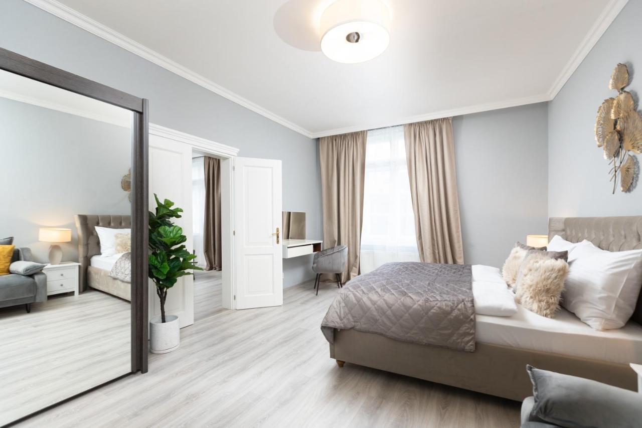 Luxury Central 150M2 Apartment On Wencelas Square With Private Garage Praga Esterno foto